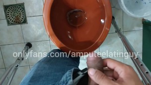 Amputado orinando - amputee boy urinating
