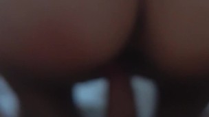 FAZENDO MASSAGEM NO PAU DELE ATE FICAR BEM DURO PRA MIM SENTAR