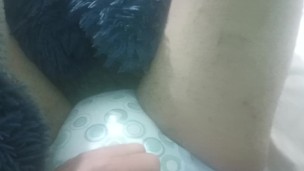 Chica en pañales mojada