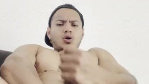 Macho morboso se pajea después de trabajar