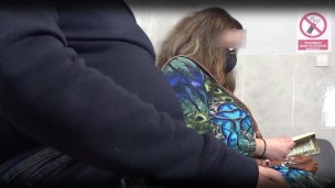 Madrastra MILF española lleva a su hijastro al doctor