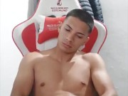 Argentino Influencer Masajeando su Enorme Verga 12/16