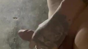 Flaco tatuado con ganas de follar se corre mucha leche
