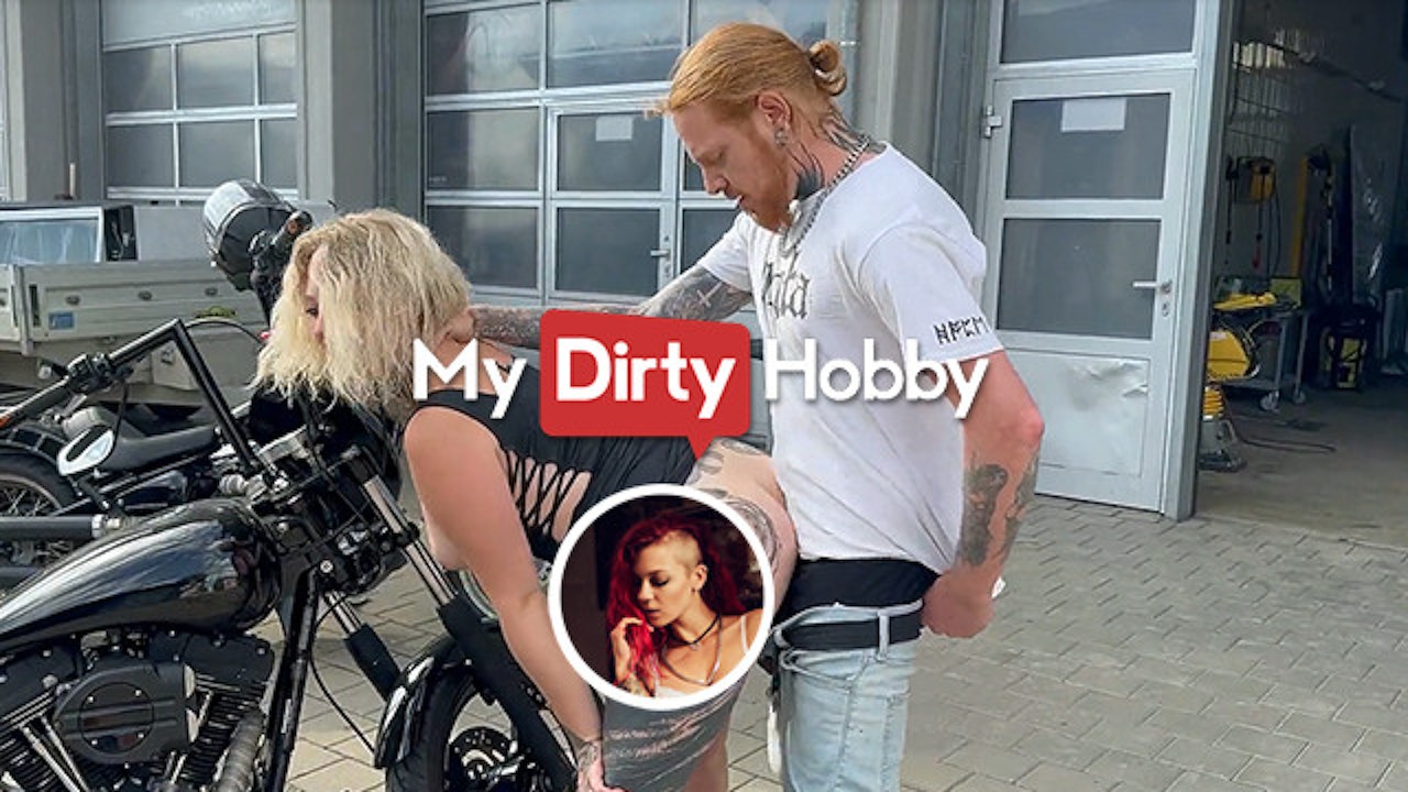 MyDirtyHobby - une blonde Busty avale du sperme en public