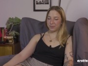 Ersties - Zoe B verwöhnt ihre feuchte Muschi mit einem Vibrator 15/16