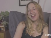 Ersties - Zoe B verwöhnt ihre feuchte Muschi mit einem Vibrator 2/16