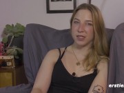 Ersties - Zoe B verwöhnt ihre feuchte Muschi mit einem Vibrator 4/16