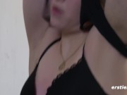 Ersties - Zoe B verwöhnt ihre feuchte Muschi mit einem Vibrator 7/16