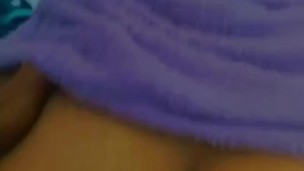 La tengo mordiendo sabanas