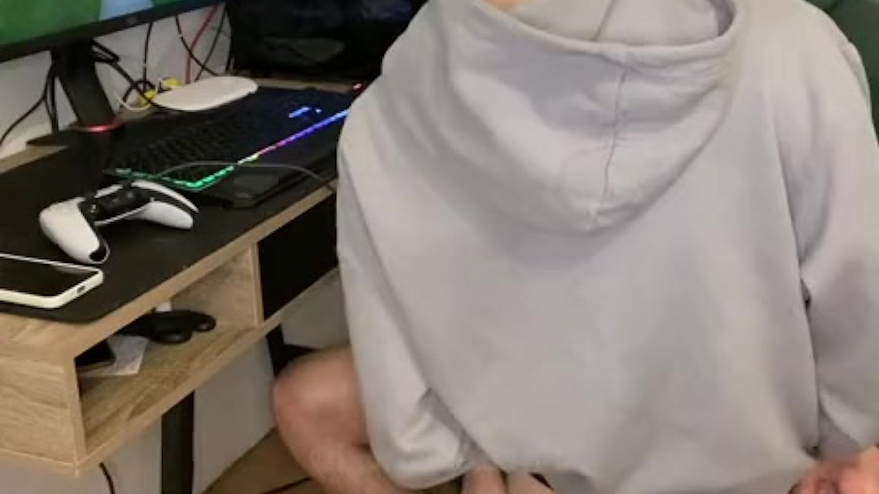 Stepbrother twink sucks my cock while I play a game and then takes out 10 inch monster cock - 無料セックスビデオ - RedTube