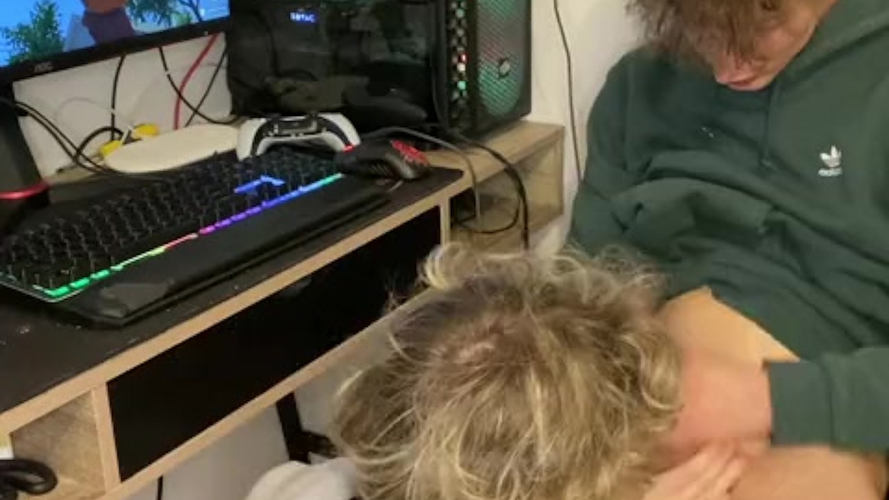 Stepbrother twink sucks my cock while I play a game and then takes out 10 inch monster cock - 無料セックスビデオ - RedTube