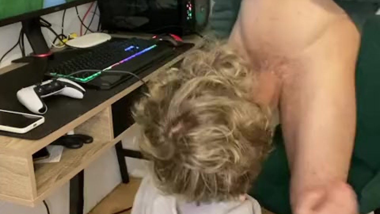 Stepbrother twink sucks my cock while I play a game and then takes out 10 inch monster cock - 無料セックスビデオ - RedTube