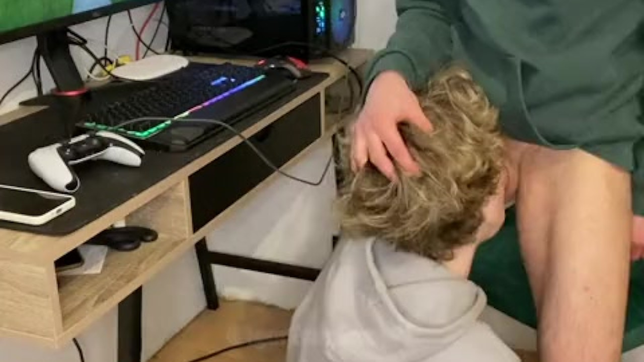 Stepbrother twink sucks my cock while I play a game and then takes out 10 inch monster cock - 無料セックスビデオ - RedTube
