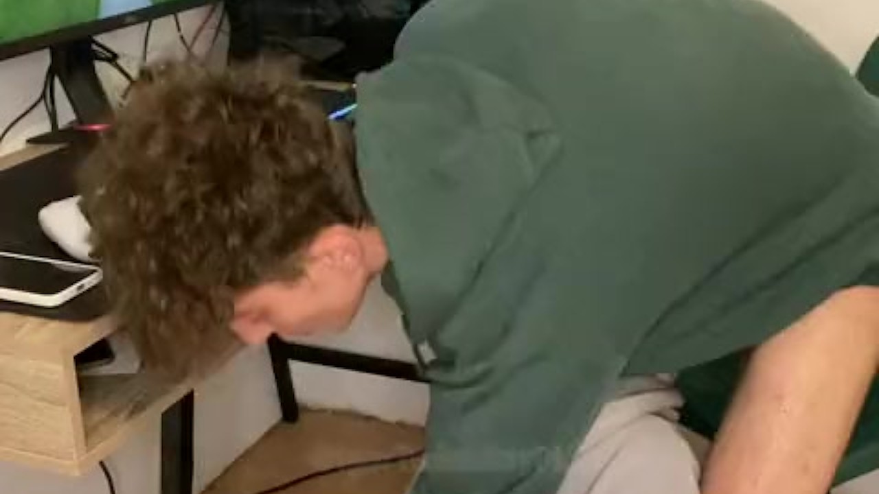 Stepbrother twink sucks my cock while I play a game and then takes out 10 inch monster cock - 無料セックスビデオ - RedTube