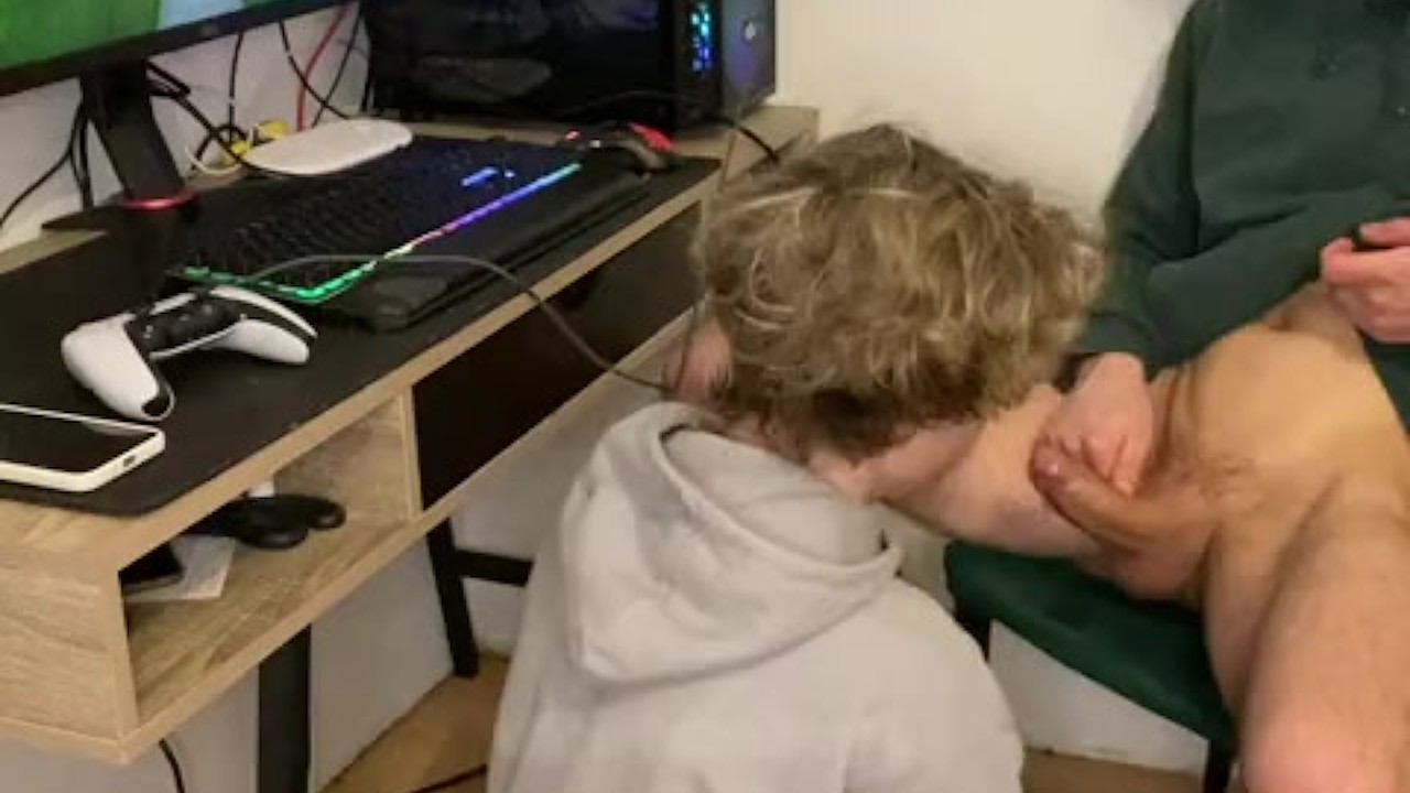 Stepbrother twink sucks my cock while I play a game and then takes out 10 inch monster cock - 無料セックスビデオ - RedTube