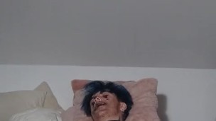 Homme trans maquillé en clown se masturbe