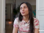 Ersties - 19 Jahre alte Arzthelferin Koko aus Frankfurt massiert ihre rasierte Muschi 12/16