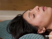 Ersties - 19 Jahre alte Arzthelferin Koko aus Frankfurt massiert ihre rasierte Muschi 13/16