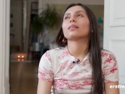 Ersties - 19 Jahre alte Arzthelferin Koko aus Frankfurt massiert ihre rasierte Muschi 5/16