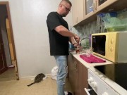 С разговорами Приехал к другу в гости и пока его не было трахнул его жену на кухне 4/16