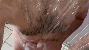 Bañándome y me descubren tocandome