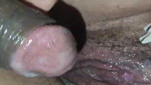 Mi vecino viene hacerme compañía mientras mi marido trabaja y acaba llenándome el coño de semen..