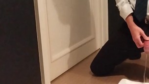 スーツ姿でおしっこおもらし