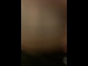 Sa chatte crémeuse squirt sur une grosse bite 2/16