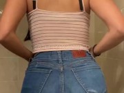 Se desnuda y se masajea el Clitoris en un Baño Publico! 3/16