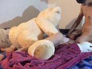 ENCUENTRO A MI HERMANASTRA MASTURBANDOSE CON EL PELUCHE QUE LE REGALE 8/16