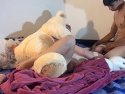 ENCUENTRO A MI HERMANASTRA MASTURBANDOSE CON EL PELUCHE QUE LE REGALE 9/16