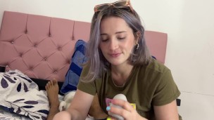 MI HERMANASTRA ENCUENTA FOTOS SEXIS EN MI CEL ELLA PIDE QUE LA FOLLEN