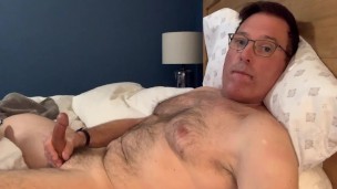 Quick Jerk-off in bed, I cum and taste it for you. Felt great! New!