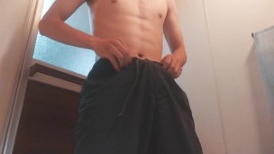 【手コキ＆即イキ】服を脱いで、そのまま即手コキからの射精へ