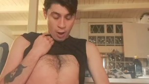 Twink a casa da solo con il cazzo duro sborra nel salotto