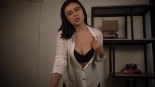 POV: Haces venir a tu secretaria con un LOVESENSE