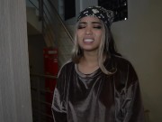 le pido prestado el baño a mi vecino y termino masturbandome con muchas ganas 1/16