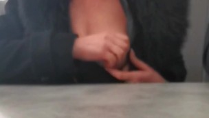 Moglie troia fa si fa toccare le tette nel bar e si masturba