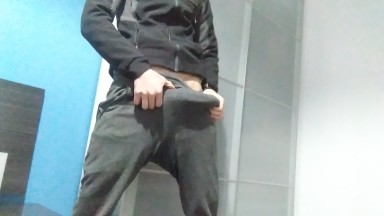 🇻🇪🇦🇷🇪🇨Te Enseño Mi Platano Duro Dentro Del Pantalon Y Me Masturbo En el Dormitorio De Mi Amigo