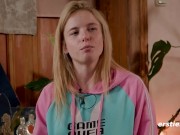 Ersties - Mia A und Lia A verwöhnen sich mit Natursekt und Glasdildo 14/16