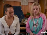 Ersties - Mia A und Lia A verwöhnen sich mit Natursekt und Glasdildo 2/16