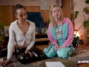 Ersties - Mia A und Lia A verwöhnen sich mit Natursekt und Glasdildo 9/16