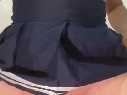 Chica de 18 años con RICAS TETAS se masturba antes de ir a la escuela 🔥