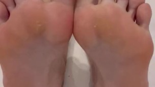 LittleFeet Play With Boyfriend’s Cum💦👅