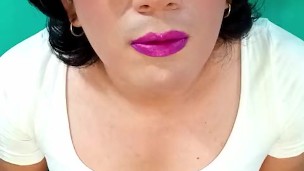 Trans con minifalda y media moteadas coqueteando a la camara