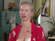 Ersties - Veronica B aus den USA masturbiert mit geilem Glasdildo 11/16