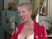 Ersties - Veronica B aus den USA masturbiert mit geilem Glasdildo 12/16