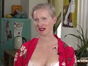 Ersties - Veronica B aus den USA masturbiert mit geilem Glasdildo 2/16