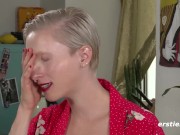 Ersties - Veronica B aus den USA masturbiert mit geilem Glasdildo 8/16