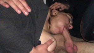 Manon une jeune pute française suce pour de l’argent elle avale cette chienne